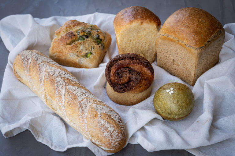 国産有機栽培小麦専門のベーカリーカフェ ecomo Bakeryのおまかせパンセット